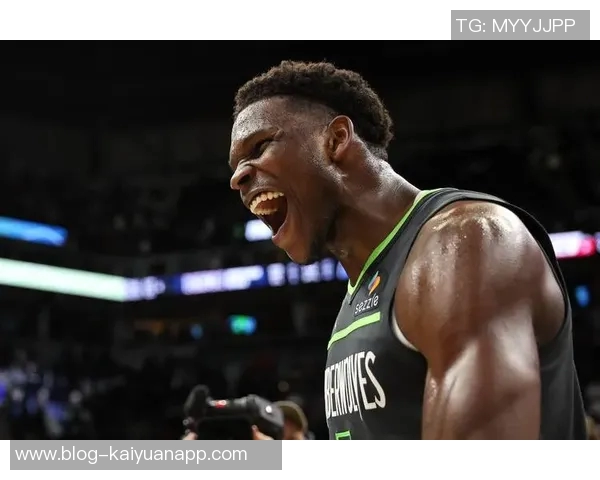 爱德华兹因进攻犯规被罚下场麦戈文斯遭遇犯规困扰影响比赛走势